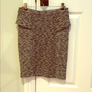 Zara women’s M woven pencil skirt w/ chic seams